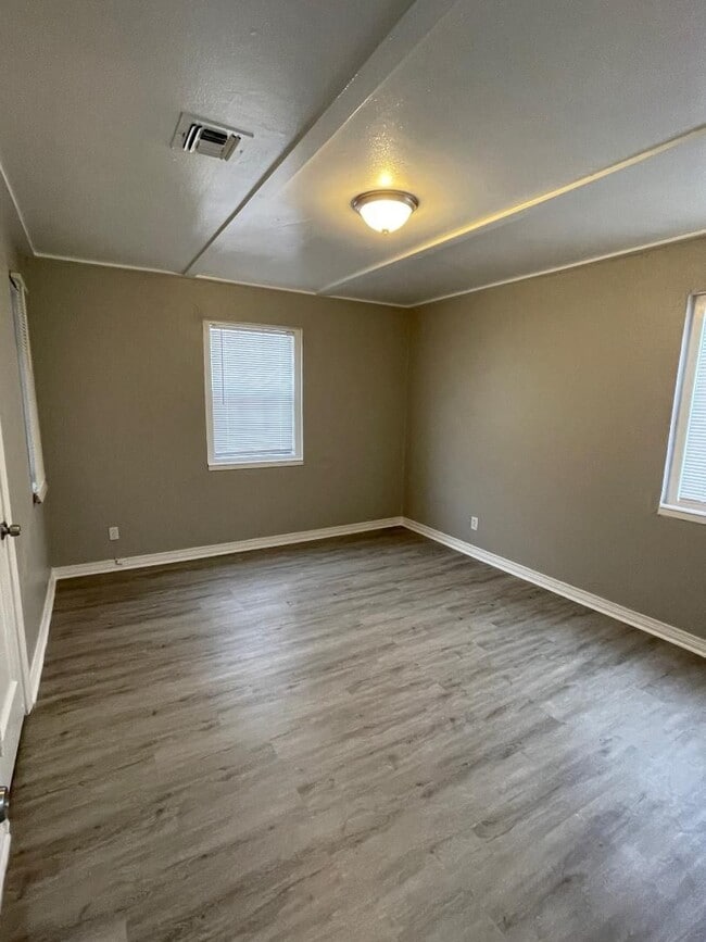 Building Photo - Duplex For Lease