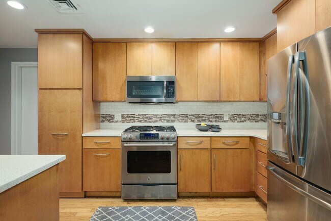 Building Photo - Two Bedroom Fitler Square Condo