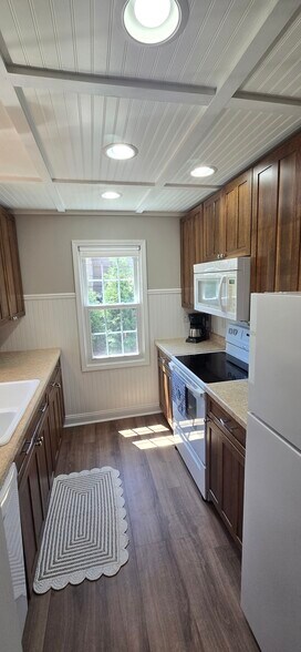 Kitchen - 2003 Arbor Ln