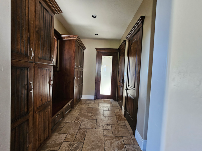 Building Photo - 738 Deer Hollow Rd