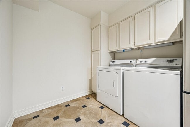 Building Photo - 453 N Post Oak Ln