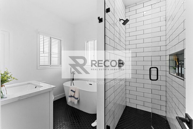 Building Photo - 832 Desty St