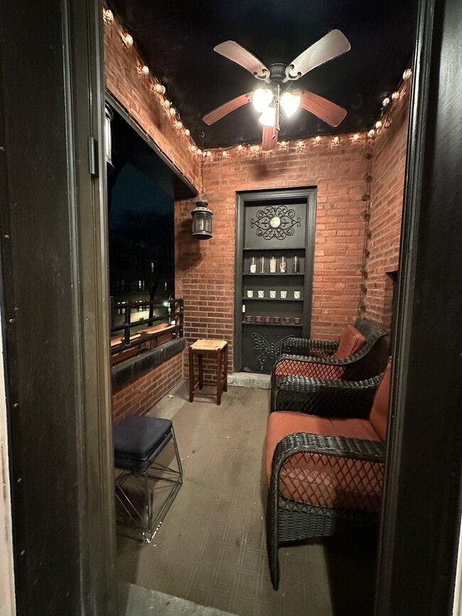 Balcony - 6709 N Lakewood Ave