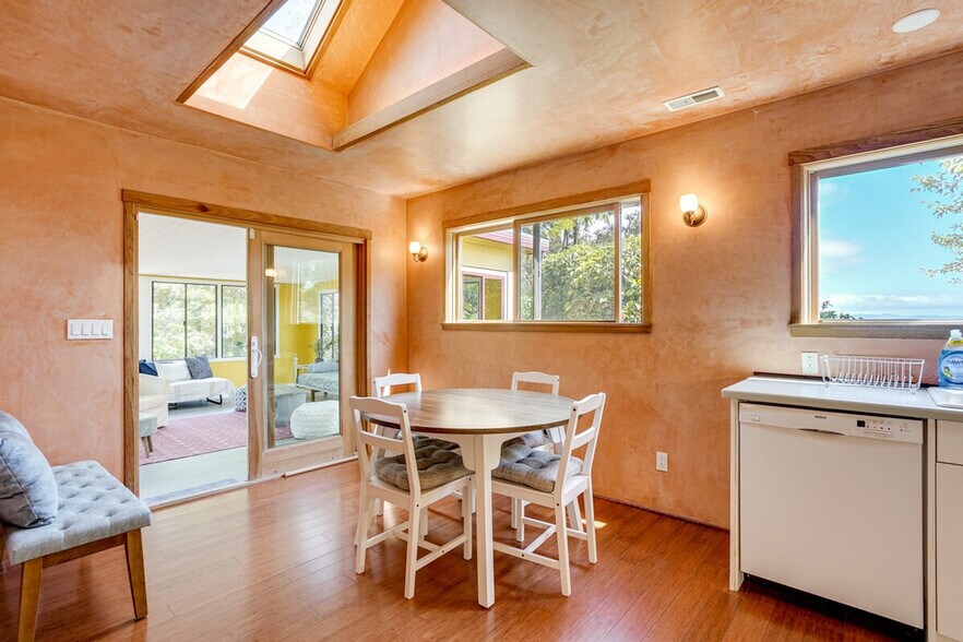 Building Photo - 714 Crestview Dr