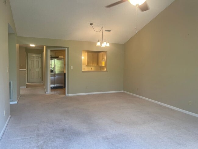 Building Photo - Spacious 2 Bed, 2 Bath Townhouse in Prime Hickory Location – 1,322 Sq. Ft.