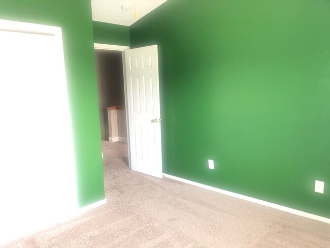 Building Photo - Beautiful 3B 2.5 bathroom townhouse in Blo...