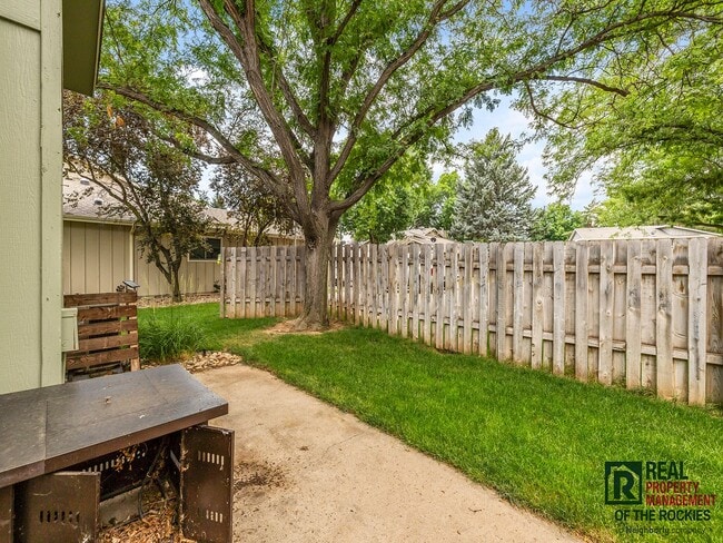 Building Photo - Beautiful 4 Bed 2 Bath Townhome with Lake Views!