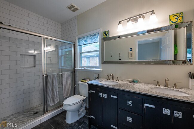 Building Photo - 868 York Ave SW