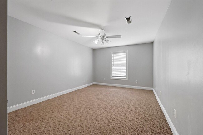 Building Photo - 3630 Amherst Dr