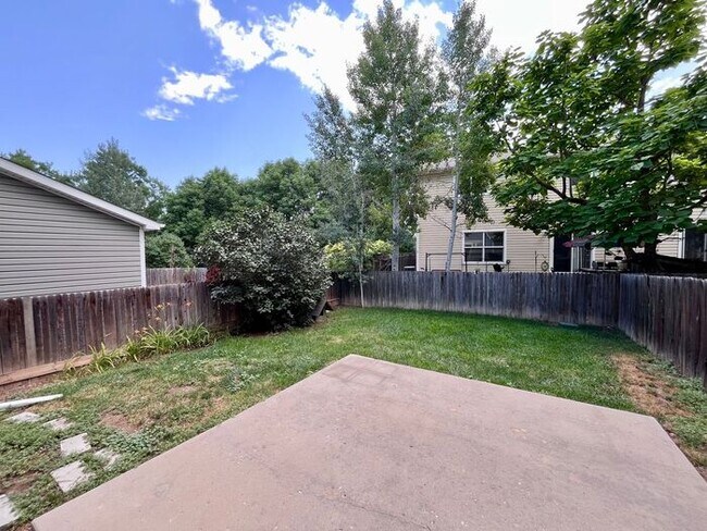 Building Photo - NEW CARPET & PAINT! Beautiful 3 Bedroom 2 ...
