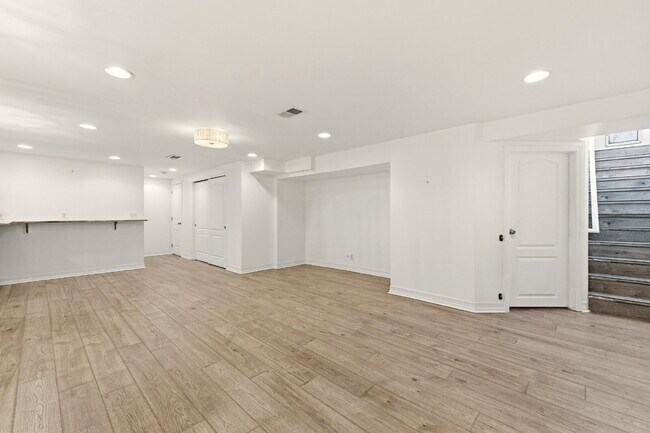 Building Photo - Beautiful 4 Bedroom/3 Bathroom Home in University Hills Area!