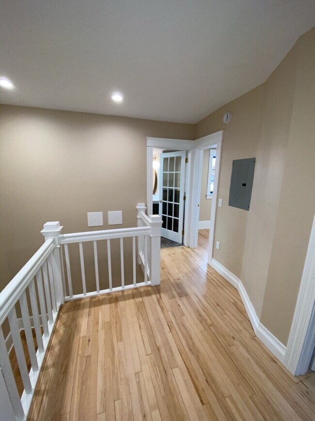 Building Photo - *Beautifully remodeled Historic 2 bed plus den Penthouse In Desirable Lowry Hill - Near Chain Of ...