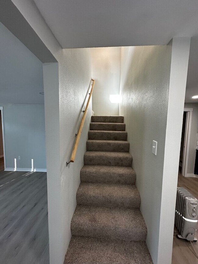 Building Photo - Charming Two Bedroom Pet Friendly Home in ...