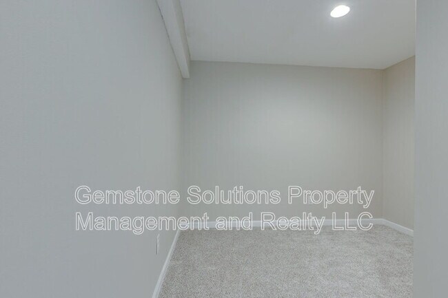 Building Photo - 2704 Orleans Dr