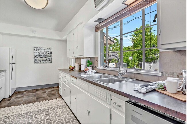 Building Photo - 1 BedRoom, 1 Shared Bath, Common Area Shar...