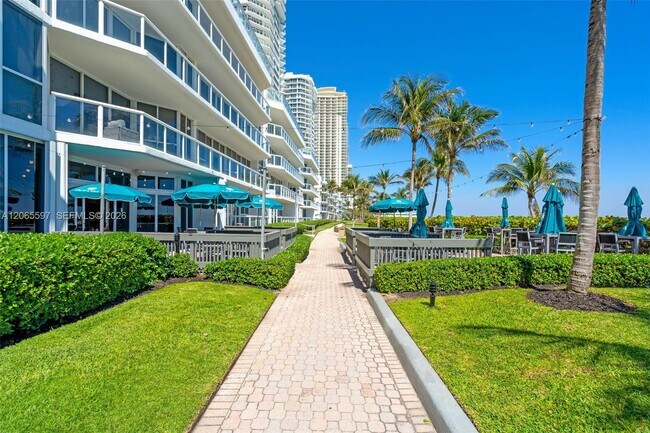 Building Photo - 16485 Collins Ave