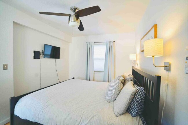 Building Photo - 3270 Cedar St