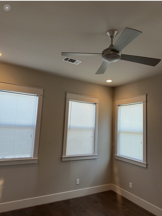 Building Photo - 905 W 15th 1/2 St