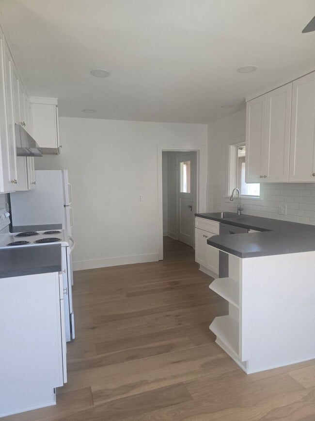 Building Photo - 4 bd 2 ba