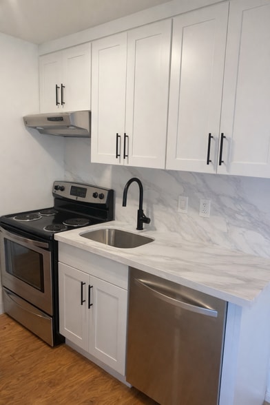 Newly remodeled kitchen. - 320 Melrose Ave E