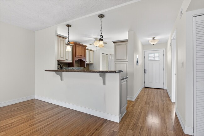 Building Photo - 1631 Riverview Rd