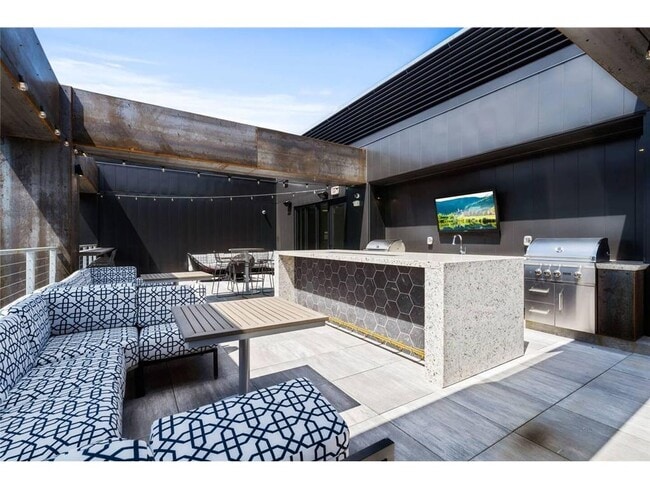 Building Photo - 728 3rd Sta