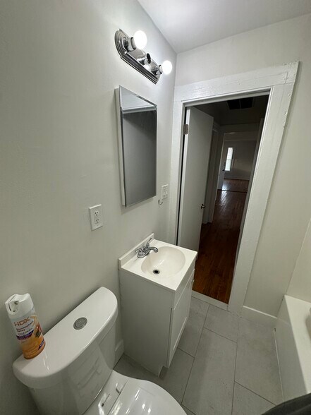 Building Photo - 164 Hanover St