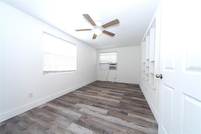 Building Photo - 618 25th St W