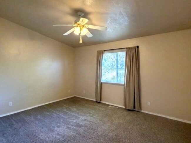 Building Photo - Beautiful and spacious 3 bed 2 bath home in Meridian just off Ten Mile and W Pine Ave