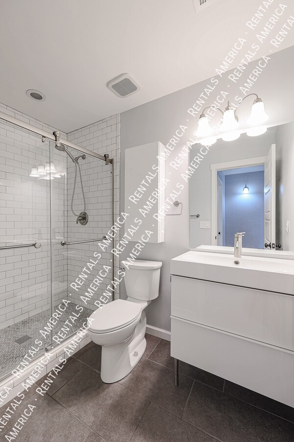 Building Photo - 1360 W Esplanade St