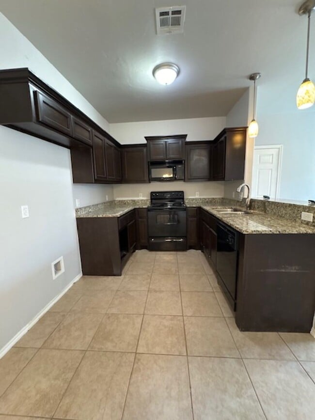 Building Photo - 3br 2ba duplex with 2 car garage!