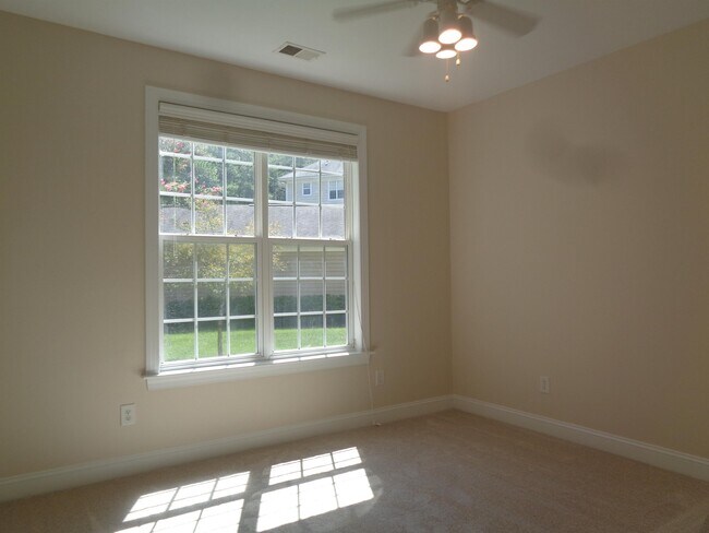 Building Photo - 914 Providence Glen Dr