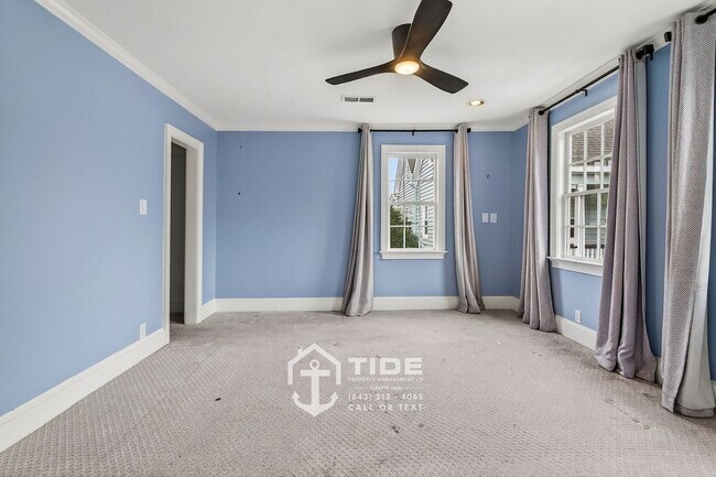 Building Photo - Walkable Downtown Living