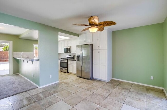 Building Photo - Stunning 4Bdm 2.5Ba Home Located in the Hi...