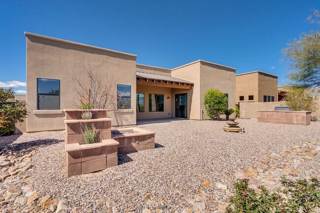 Building Photo - Rare find for this 4 bedroom/3 bath, exqui...
