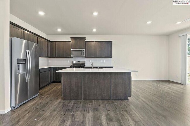 Building Photo - Puyallup Gem: Comfort and Style Combined!