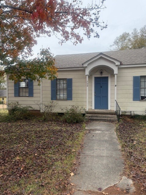 Building Photo - 208 Newton St