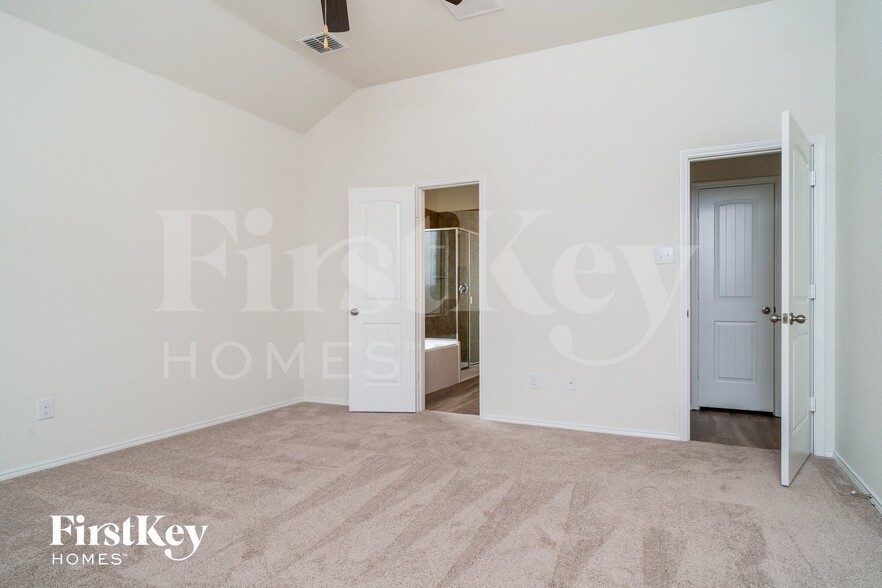 Building Photo - 446 Stuart Ln