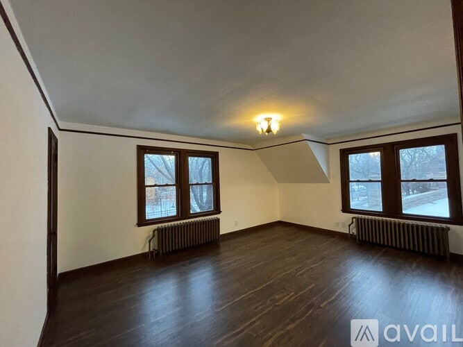 Building Photo - 25 Delos St W