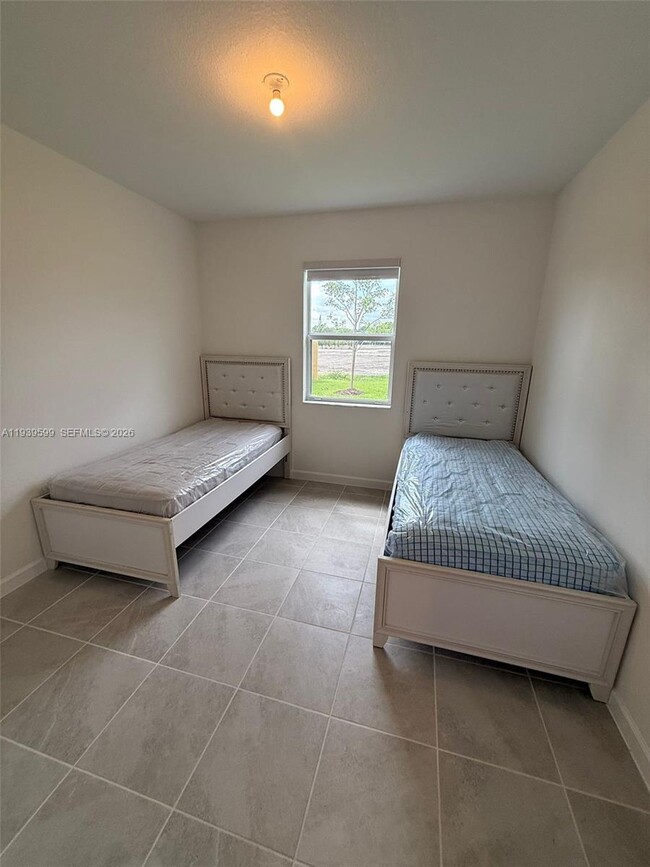 Building Photo - 2832 SE 23rd Ave