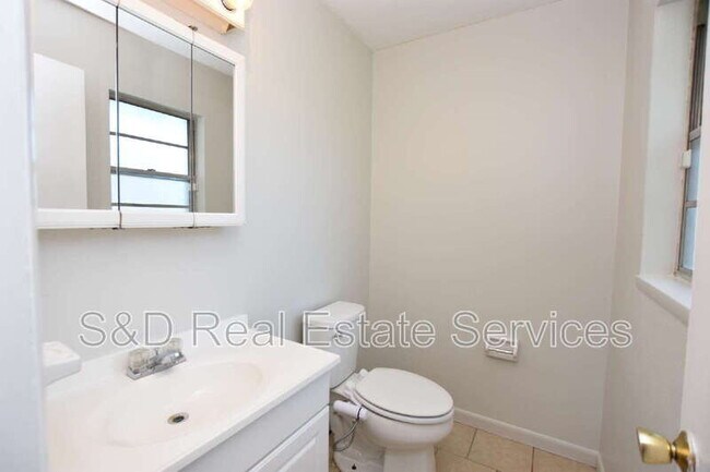 Building Photo - 1015 E Tee Cir