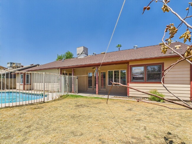 Building Photo - Private Pool - No HOA