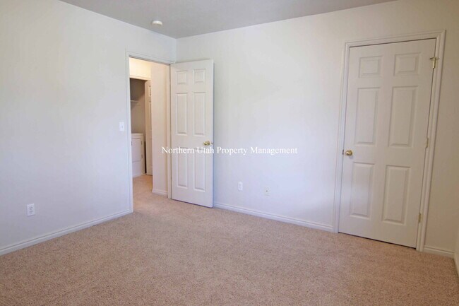 Building Photo - 2 Bed, 2 Bath Townhome