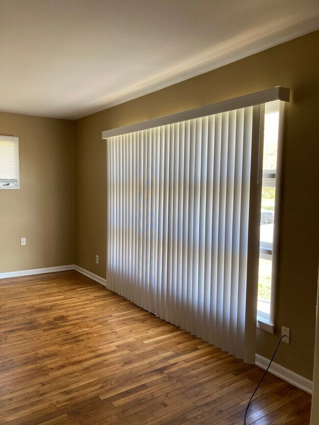 Building Photo - 3 bedroom 1 bath