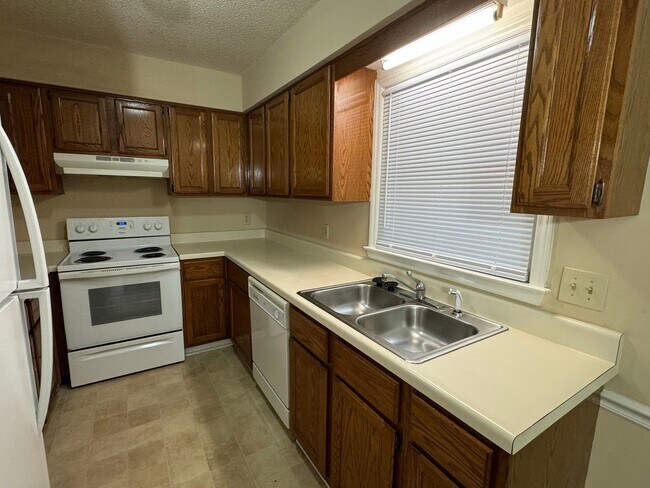 Building Photo - Very attractive 2 story townhouse.