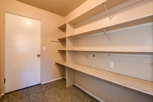 Building Photo - Pet Friendly 4 bedroom, 3 bath home for rent!