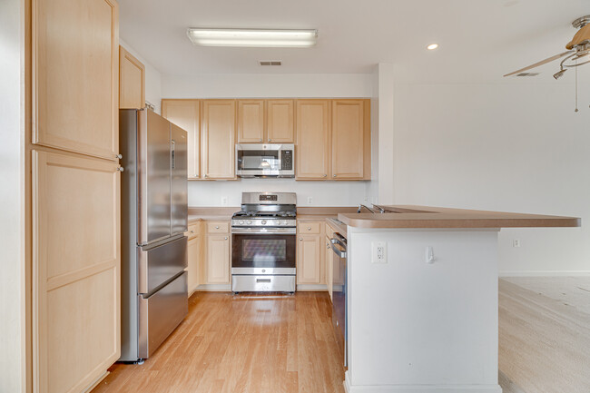 Kitchen w new stainless appls - 23176 Blackthorn Sq