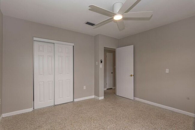 Building Photo - 3 bedroom/ 2 bath with carport