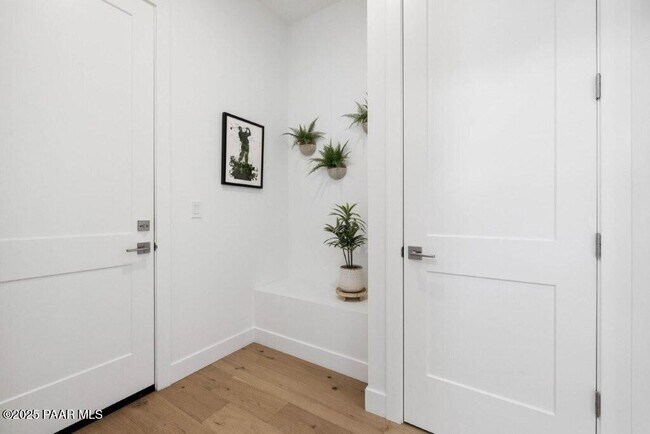 Building Photo - 1109 S Lakeview Dr