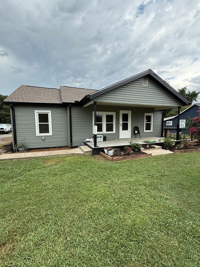 Building Photo - Maryville 37801 - One-level, 3 bedroom, 1....